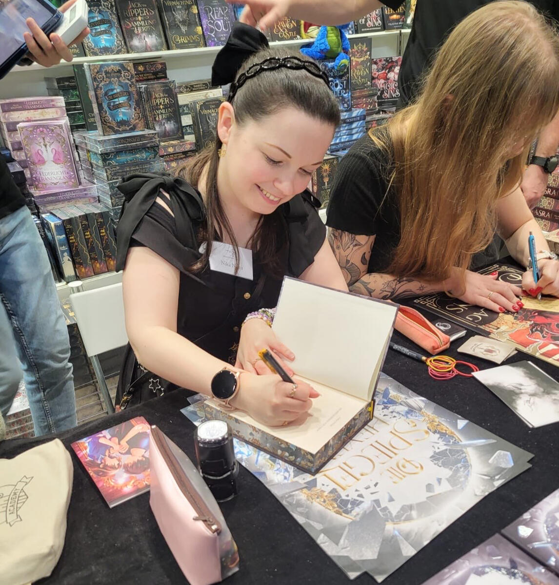Nika signiert auf der Leipziger Buchmesse bei ihrer Signierstunde am Stand des Drachenmond Verlags ihr Buch "Die Spiegelhexen von Tokio".